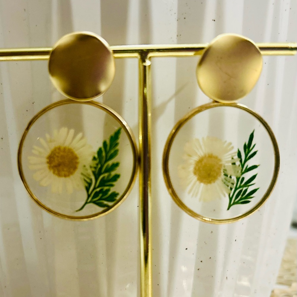 2/20$ or free with purchase of any listing💕 Gold Floral Hoop Earrings